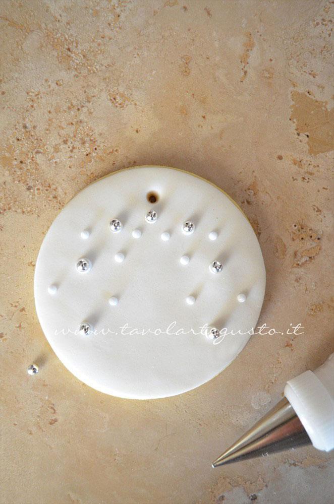 Realizzare pois in ghiaccia su cui applicare le perle di zucchero - Ricetta Biscotti di Natale decorati in Pasta di Zucchero Realizzare pois in ghiaccia su cui applicare le perle di zucchero - Ricetta Biscotti di Natale decorati in Pasta di Zucchero