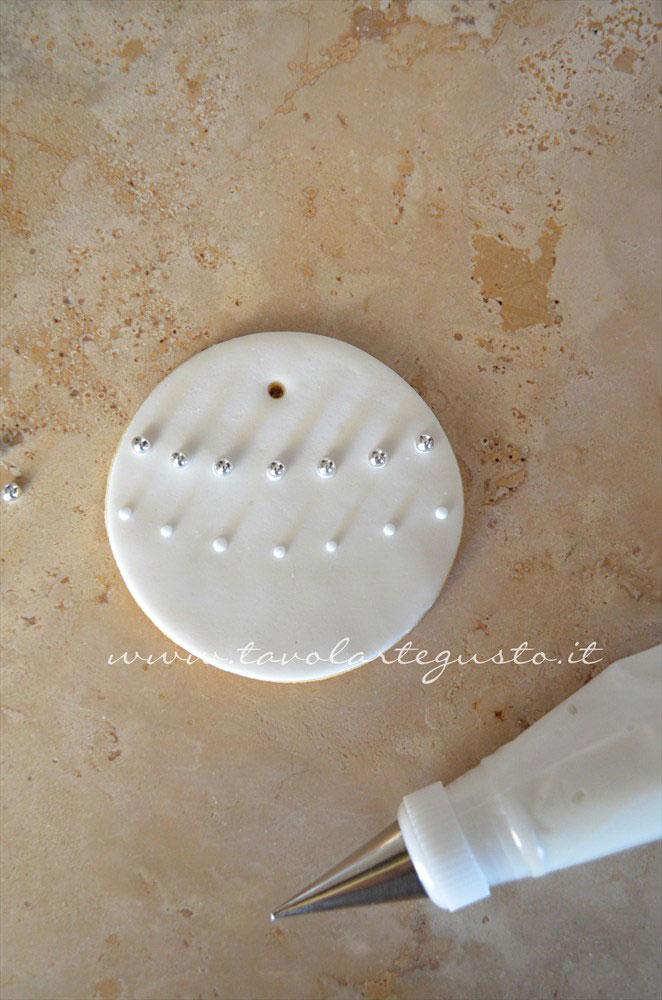 Realizzare un secondo giro di pois di ghiaccia seguendo il verso del primo giro - Ricetta Biscotti di Natale decorati in Pasta di Zucchero Realizzare un secondo giro di pois di ghiaccia seguendo il verso del primo giro - Ricetta Biscotti di Natale decorati in Pasta di Zucchero