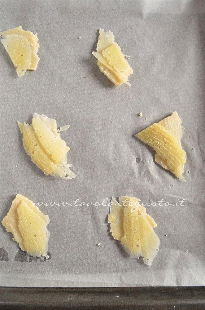 Scaglie di parmigiano e Fiore Sardo per i crostini - Ricetta Bordura di riso con crema di carciofi e crostini di Fiore Sardo Scaglie di parmigiano e Fiore Sardo per i crostini - Ricetta Bordura di riso con crema di carciofi e crostini di Fiore Sardo