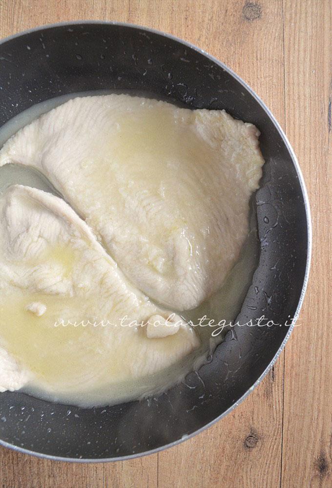 Sfumare col vino bianco -Ricetta Petto di pollo al formaggio Sfumare col vino bianco -Ricetta Petto di pollo al formaggio