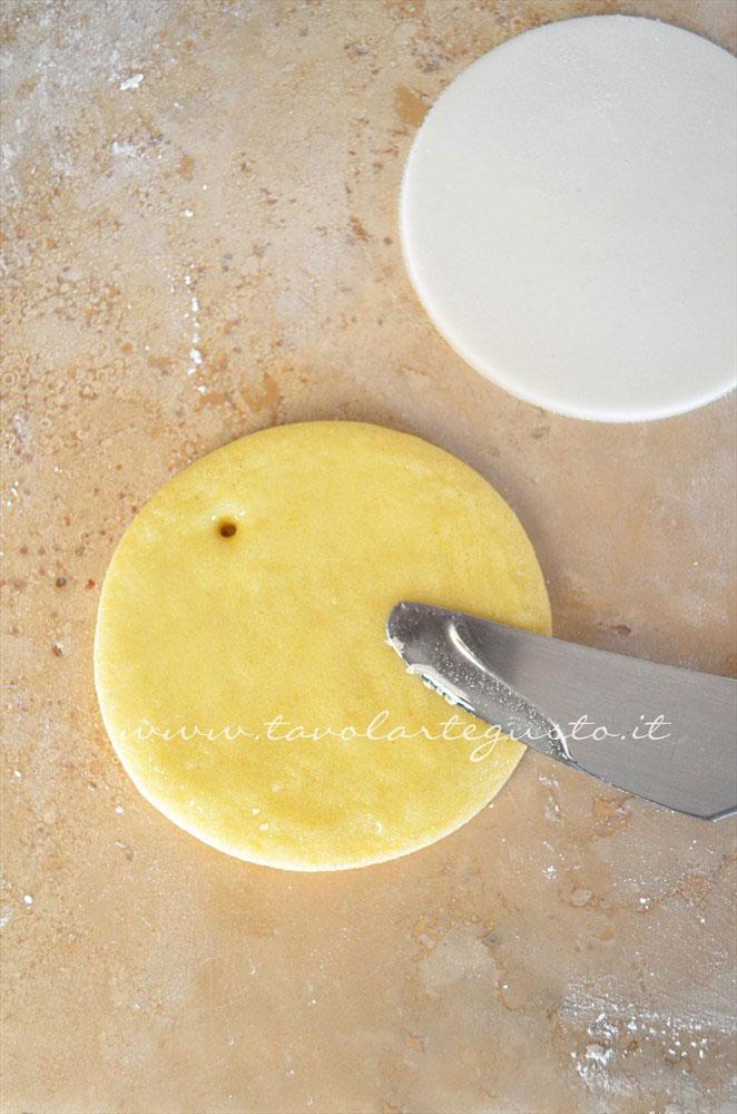 Spennellare il biscotto con il miele - Ricetta Biscotti di Natale decorati in Pasta di Zucchero Spennellare il biscotto con il miele - Ricetta Biscotti di Natale decorati in Pasta di Zucchero