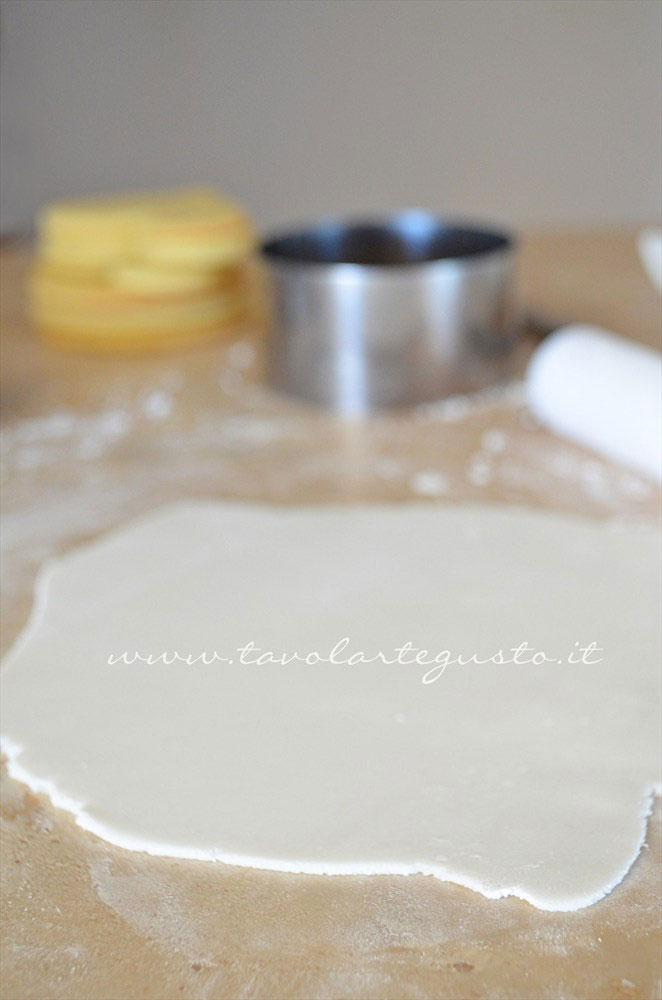 Stendere la pasta di zucchero - Ricetta Biscotti di Natale decorati in Pasta di Zucchero Stendere la pasta di zucchero - Ricetta Biscotti di Natale decorati in Pasta di Zucchero