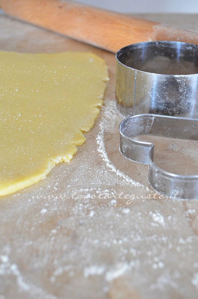 Stendere la pasta frolla - Ricetta Biscotti di Natale decorati in Pasta di Zucchero Stendere la pasta frolla - Ricetta Biscotti di Natale decorati in Pasta di Zucchero