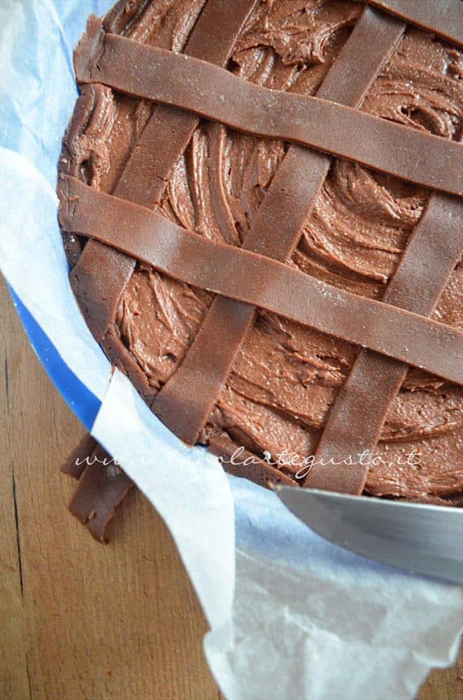 Tagliare via i pezzi di frolla in eccesso dalle strisce di frolla - Ricetta Crostata morbida al cioccolato Tagliare via i pezzi di frolla in eccesso dalle strisce di frolla - Ricetta Crostata morbida al cioccolato
