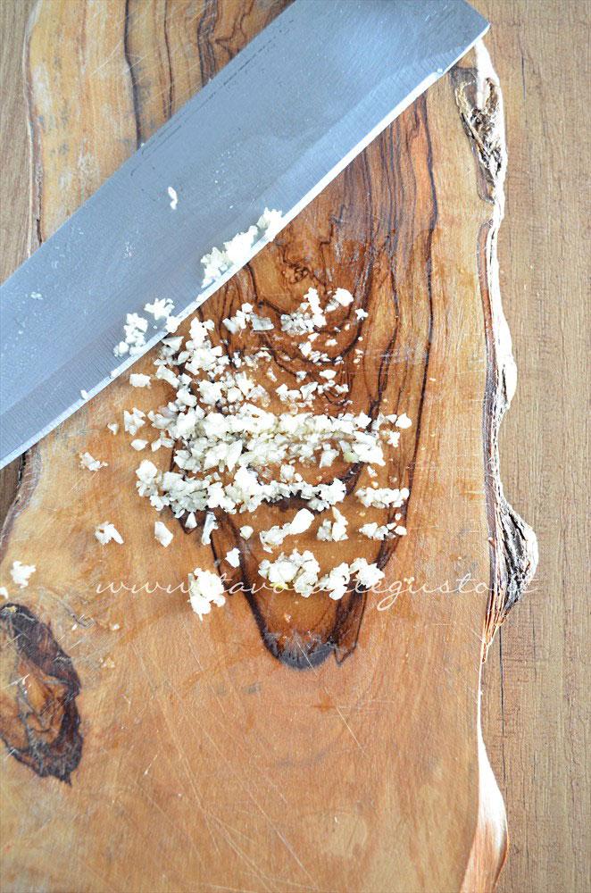Tritare l'aglio - Ricetta Bordura di riso con crema di carciofi e crostini di Fiore Sardo Tritare l'aglio - Ricetta Bordura di riso con crema di carciofi e crostini di Fiore Sardo