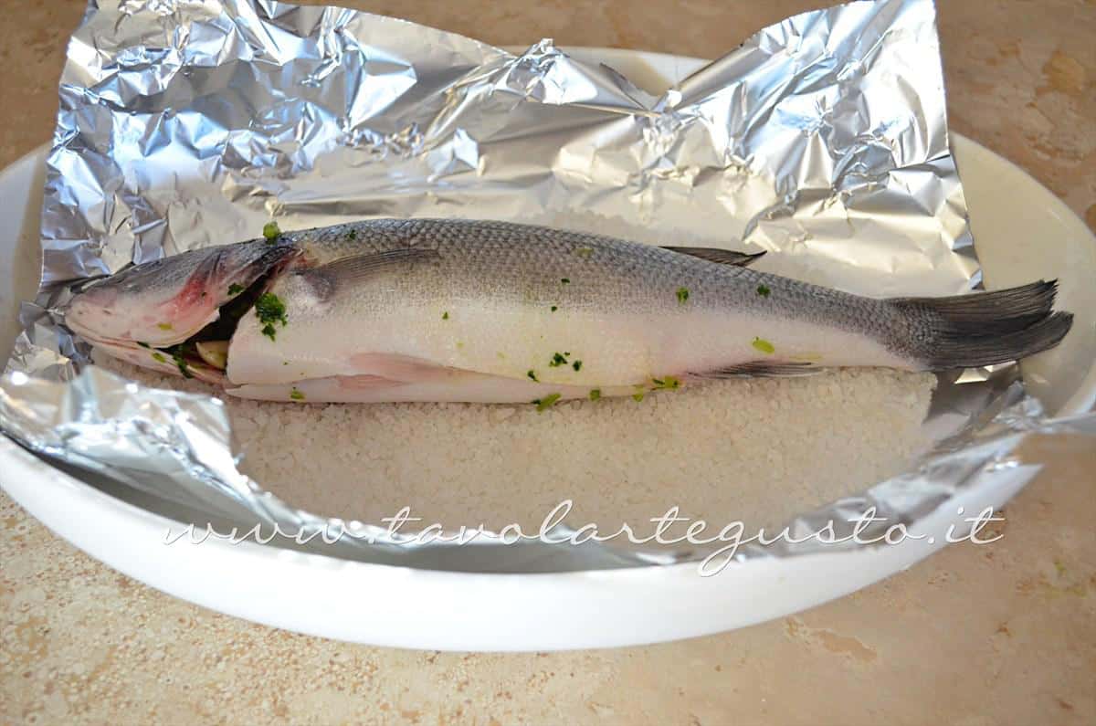 Adagiare il Branzino sul letto di sale ben chiuso - Ricetta Branzino al sale Adagiare il Branzino sul letto di sale ben chiuso - Ricetta Branzino al sale
