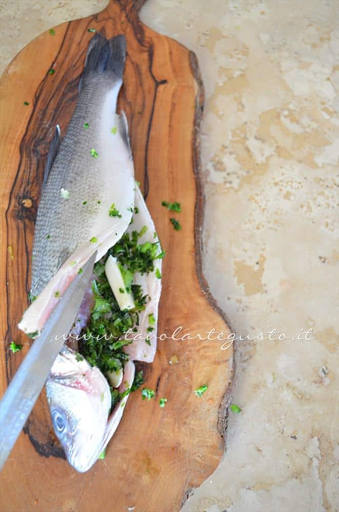 Aggiungere gli aromi nella pancia del Branzino - Ricetta Branzino al sale Aggiungere gli aromi nella pancia del Branzino - Ricetta Branzino al sale