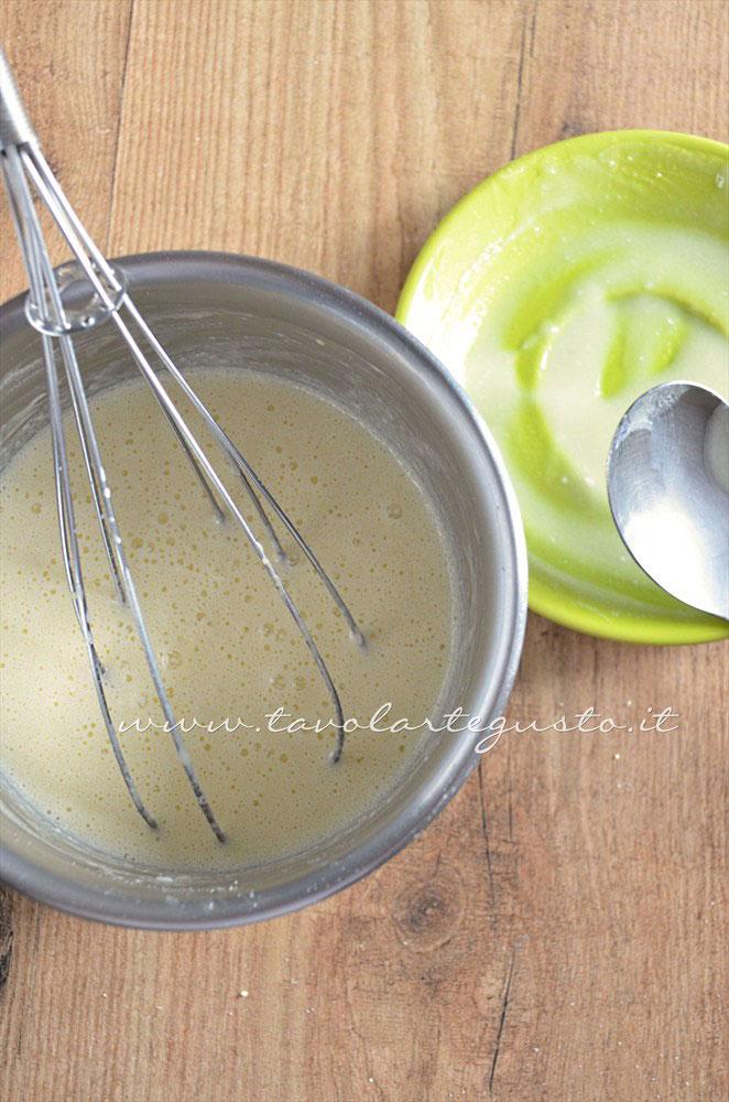 Aggiungere il burro fuso - Ricetta Rotolini di Crepes alla ricotta Aggiungere il burro fuso - Ricetta Rotolini di Crepes alla ricotta