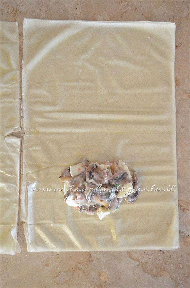 Aggiungere il ripieno sulla sfoglia di pasta fillo - Ricetta Fagottini di pasta fillo con funghi e prosciutto Aggiungere il ripieno sulla sfoglia di pasta fillo - Ricetta Fagottini di pasta fillo con funghi e prosciutto