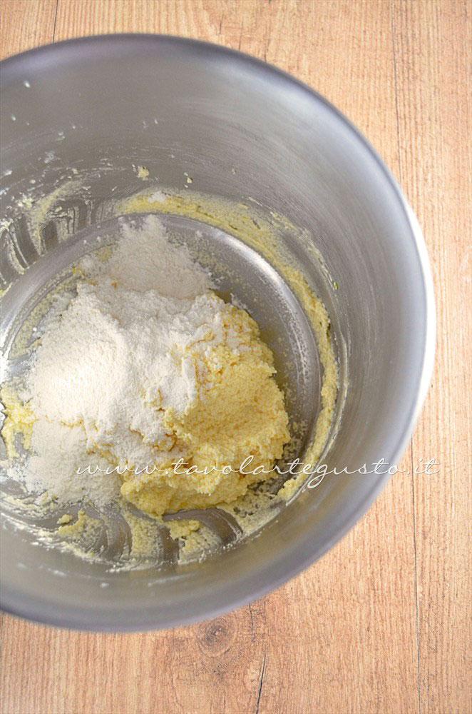 Aggiungere la farina e il lievito - Ricetta Cupcakes Natalizi decorati in Pasta di Zucchero - Cupcakes di Natale Aggiungere la farina e il lievito - Ricetta Cupcakes Natalizi decorati in Pasta di Zucchero - Cupcakes di Natale