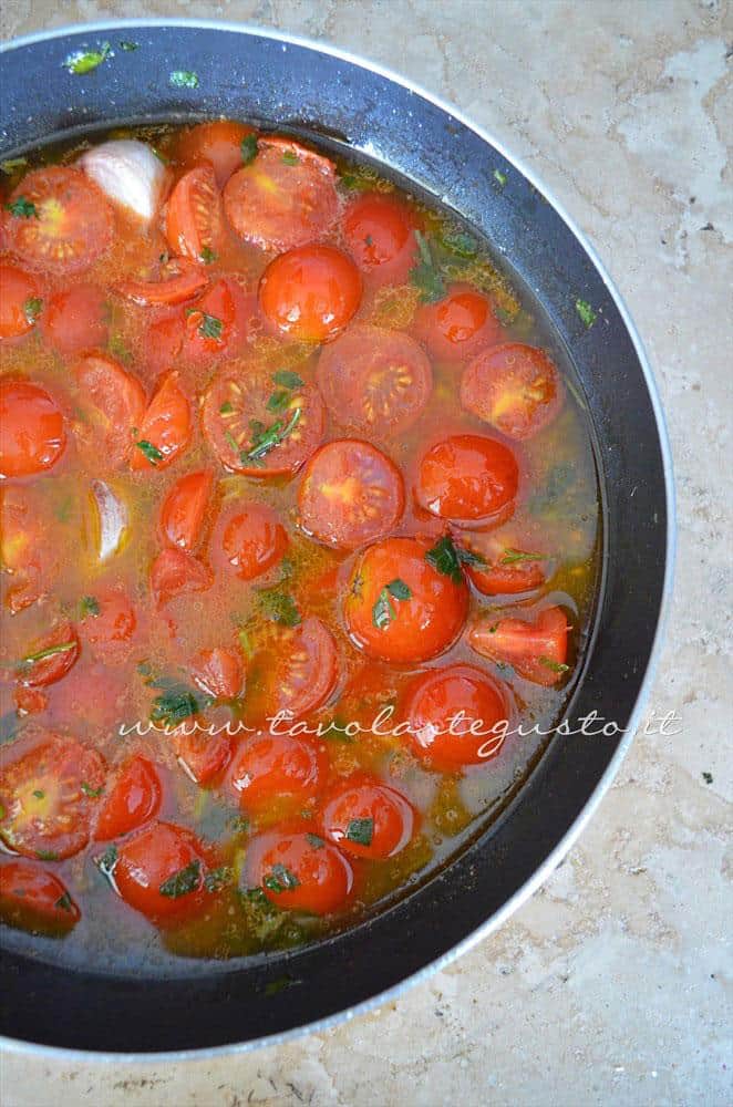 Aggiungere l'acqua delle cozze filtrata -Ricette Linguine con le cozze e pomodorini Aggiungere l'acqua delle cozze filtrata -Ricette Linguine con le cozze e pomodorini