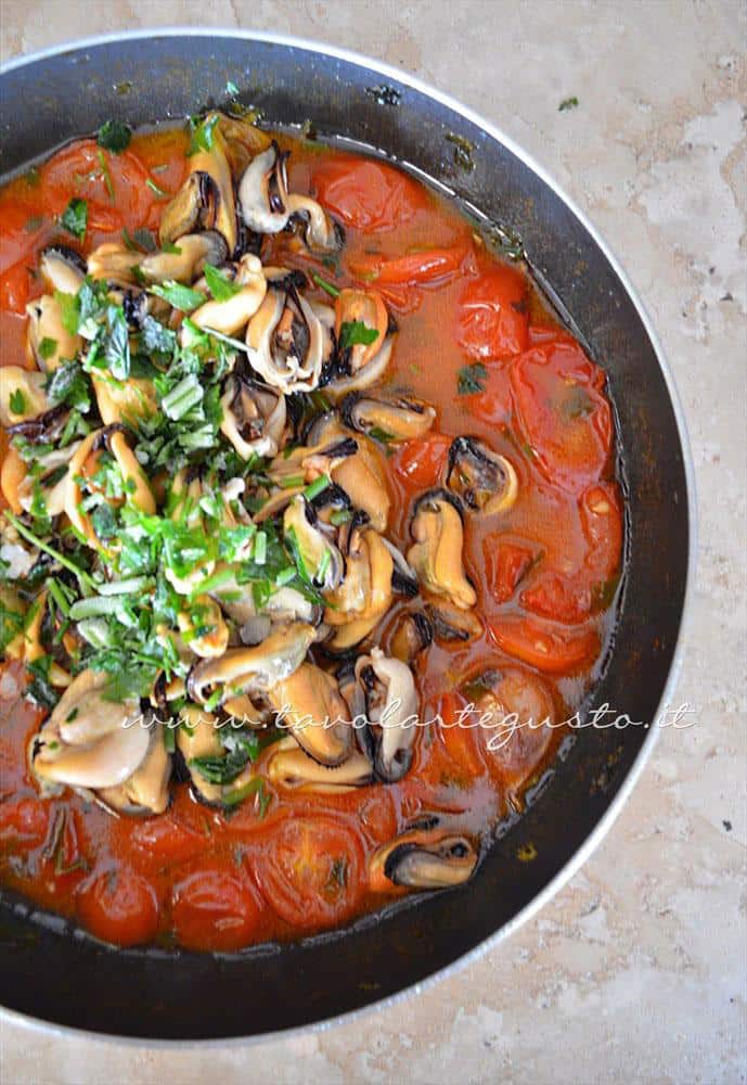 Aggiungere le cozze e prezzemolo - Ricette Linguine con le cozze e pomodorini Aggiungere le cozze e prezzemolo - Ricette Linguine con le cozze e pomodorini
