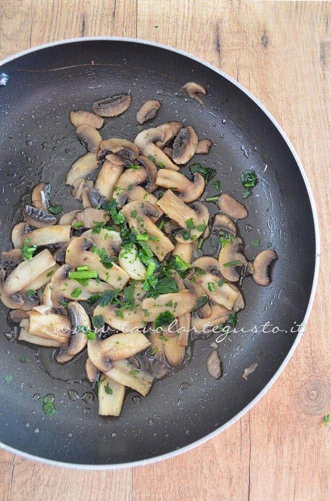 Aggiungere prezzemolo e sale ai fughi- Ricetta Fagottini di pasta fillo con funghi e prosciutto Aggiungere prezzemolo e sale ai fughi- Ricetta Fagottini di pasta fillo con funghi e prosciutto