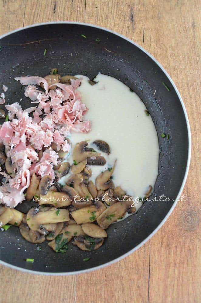 Aggiungere prosciutto e besciamella ai funghi -Ricetta Fagottini di pasta fillo con funghi e prosciutto Aggiungere prosciutto e besciamella ai funghi -Ricetta Fagottini di pasta fillo con funghi e prosciutto