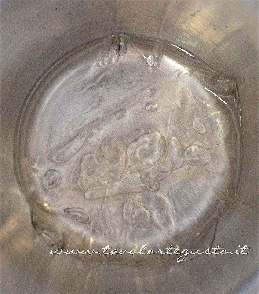 Ammollare i fogli di gelatina in acqua fredda - Ricetta Caramelle gelatine alla menta - Caramelle gommose - Gelee Ammollare i fogli di gelatina in acqua fredda - Ricetta Caramelle gelatine alla menta - Caramelle gommose - Gelee
