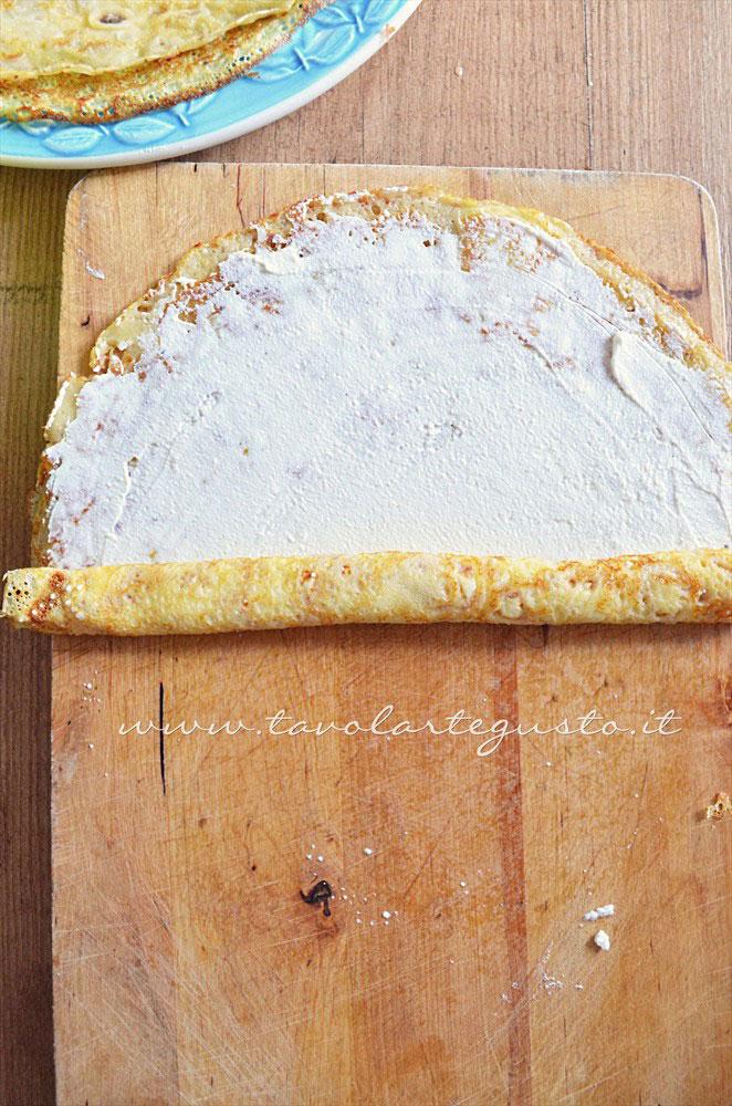 Arrotolare la crepe - Ricetta Rotolini di Crepes alla ricotta Arrotolare la crepe - Ricetta Rotolini di Crepes alla ricotta