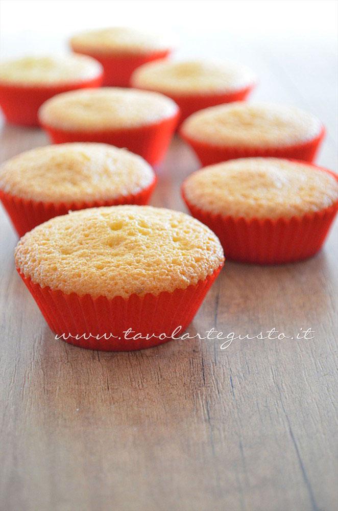 Basi Cupcakes alla vaniglia - Ricetta Cupcakes Natalizi decorati in Pasta di Zucchero - Cupcakes di Natale Basi Cupcakes alla vaniglia - Ricetta Cupcakes Natalizi decorati in Pasta di Zucchero - Cupcakes di Natale