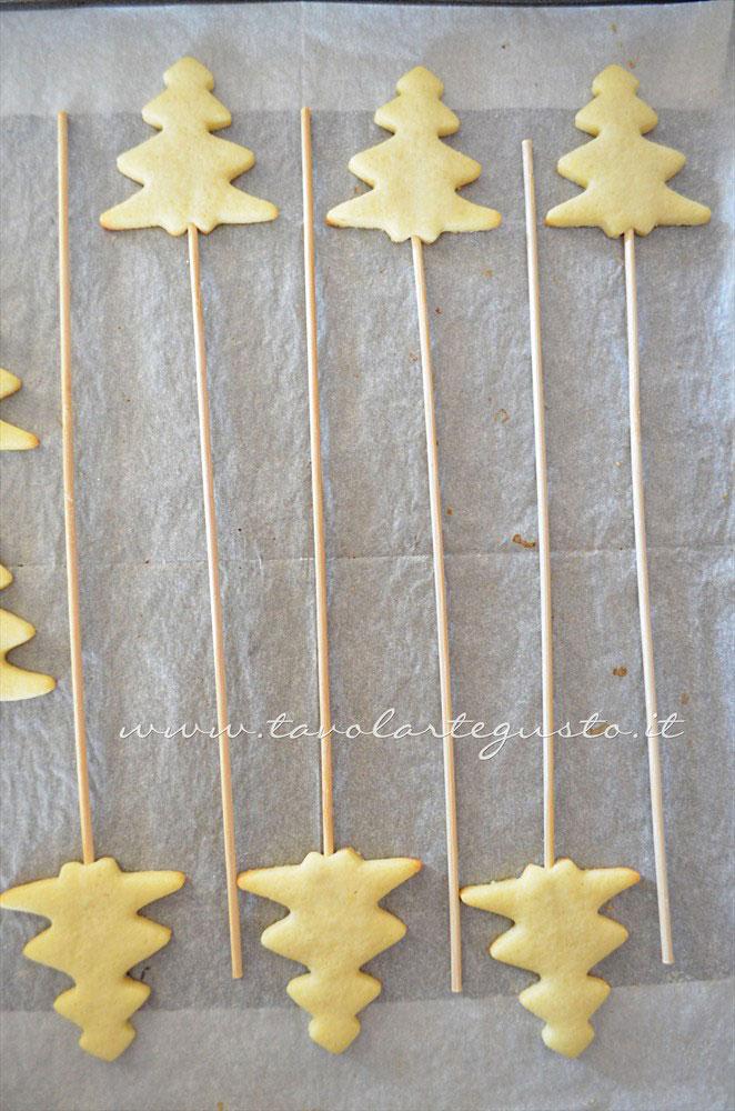 Biscotti su stecco appena sfornati - Ricetta Biscotti lecca lecca natalizi (Christmas Cookies pops) Biscotti su stecco appena sfornati - Ricetta Biscotti lecca lecca natalizi (Christmas Cookies pops)