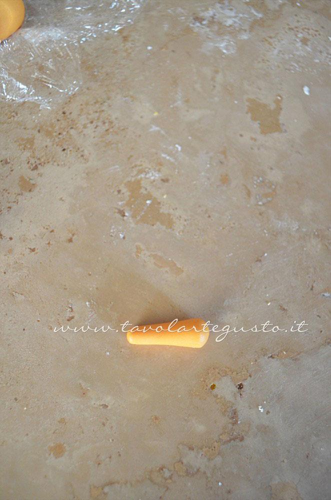 Come realizzare carota in pasta di zucchero. - Ricetta Cupcakes Natalizi decorati in Pasta di Zucchero - Cupcakes di Natale Come realizzare carota in pasta di zucchero. - Ricetta Cupcakes Natalizi decorati in Pasta di Zucchero - Cupcakes di Natale