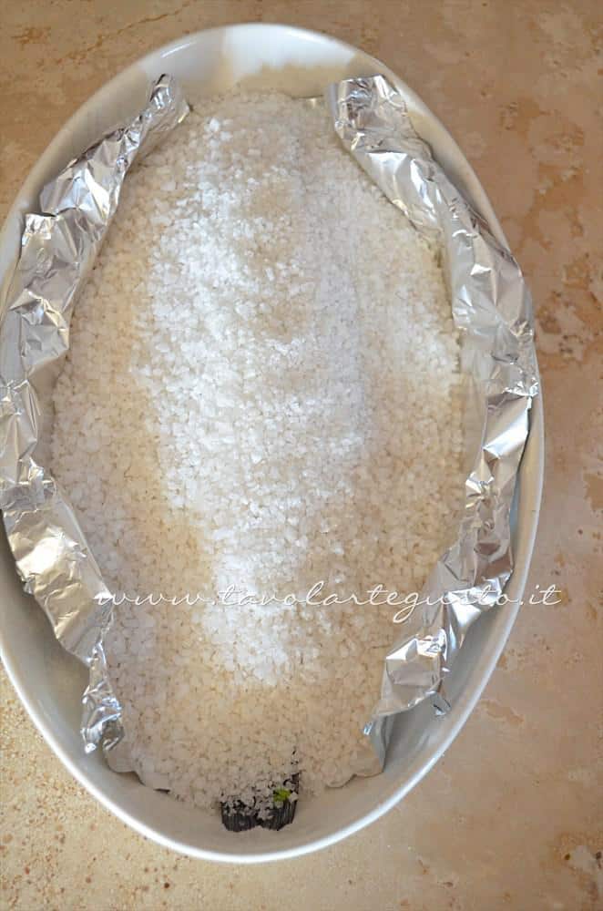 Coprire il Branzino di sale grosso - Ricetta Branzino al sale Coprire il Branzino di sale grosso - Ricetta Branzino al sale