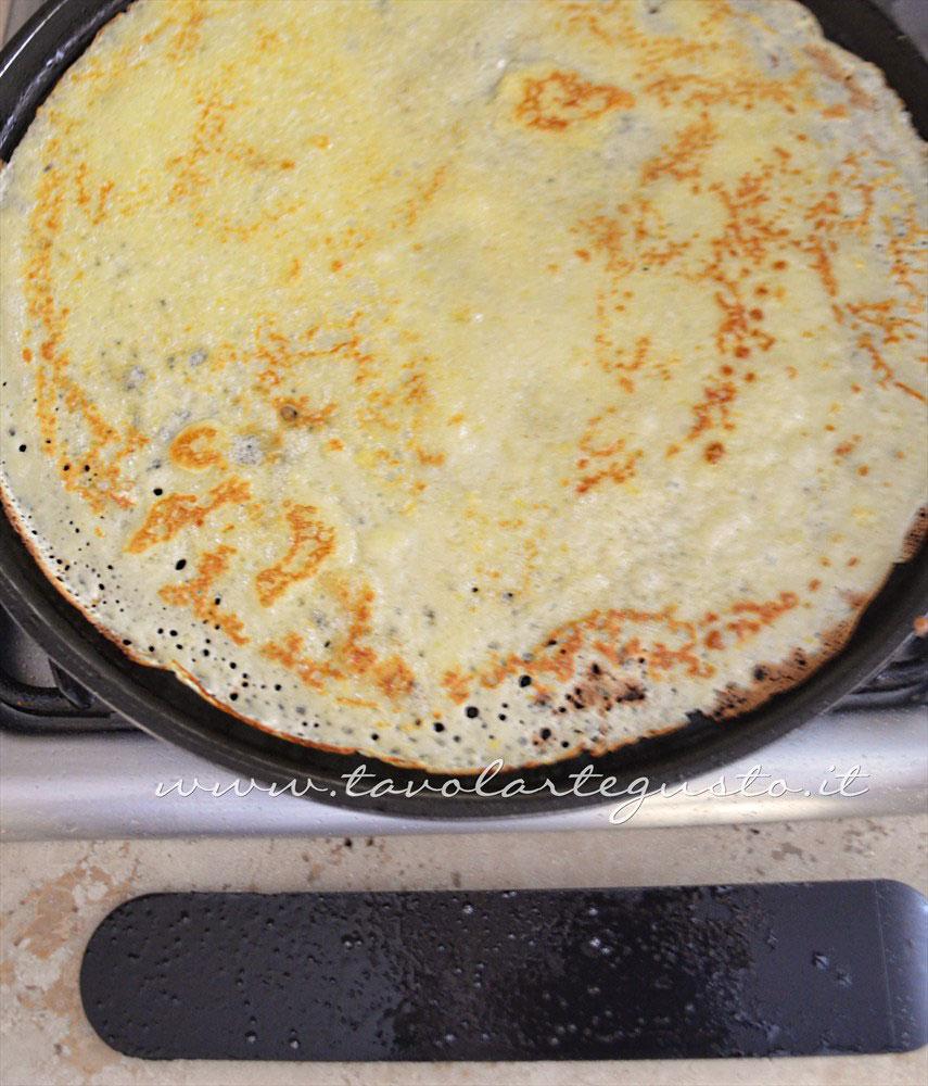 Cuocere le crepes - Ricetta Rotolini di Crepes alla ricotta Cuocere le crepes - Ricetta Rotolini di Crepes alla ricotta