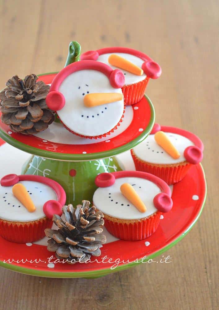 Cupcakes Natalizi decorati in Pasta di Zucchero - Cupcakes di Natale - Ricetta Cupcakes Natalizi decorati in Pasta di Zucchero - Cupcakes di Natale - Ricetta