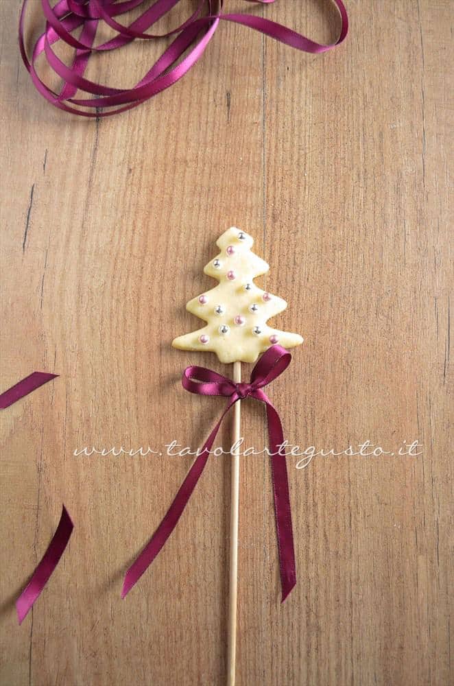 Decorare i Biscotti su stecco con il nastro di raso - Ricetta Biscotti lecca lecca natalizi (Christmas Cookies pops Decorare i Biscotti su stecco con il nastro di raso - Ricetta Biscotti lecca lecca natalizi (Christmas Cookies pops