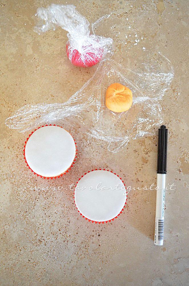 Decorare i cupcakes in pasta di zucchero -Ricetta Cupcakes Natalizi decorati in Pasta di Zucchero - Cupcakes di Natale Decorare i cupcakes in pasta di zucchero -Ricetta Cupcakes Natalizi decorati in Pasta di Zucchero - Cupcakes di Natale