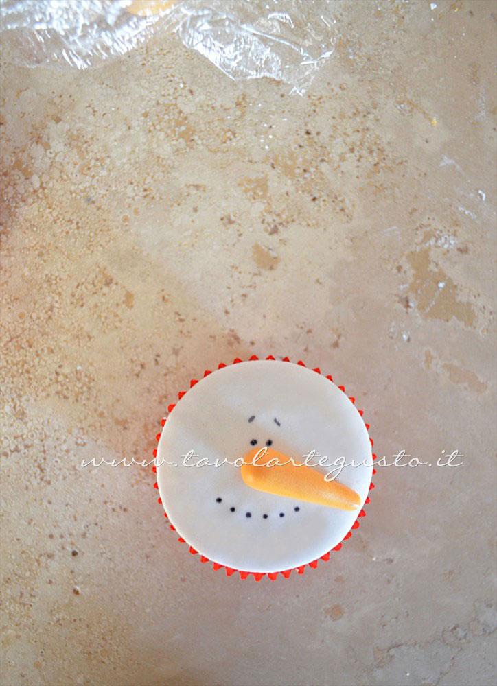 Disegnare la bocca del pupazzo di neve - Ricetta Cupcakes Natalizi decorati in Pasta di Zucchero - Cupcakes di Natale Disegnare la bocca del pupazzo di neve - Ricetta Cupcakes Natalizi decorati in Pasta di Zucchero - Cupcakes di Natale