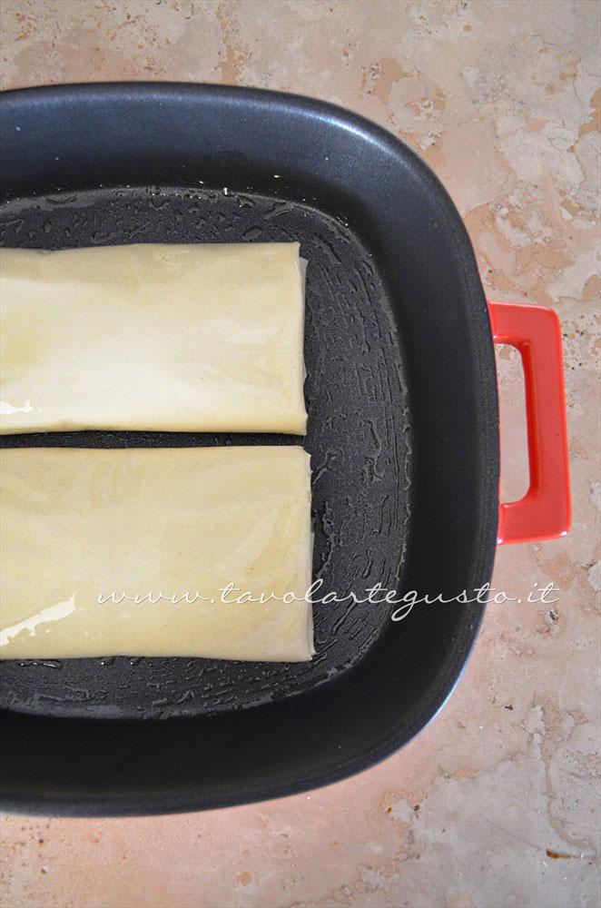 Disporre i fagotti di pasta fillo in teglia oleata - Ricetta Fagottini di pasta fillo con funghi e prosciutto Disporre i fagotti di pasta fillo in teglia oleata - Ricetta Fagottini di pasta fillo con funghi e prosciutto