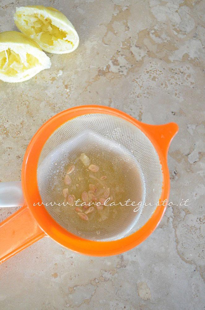 Filtrare il succo di limone -Ricetta Caramelle gelatine alla menta - Caramelle gommose - Gelee Filtrare il succo di limone -Ricetta Caramelle gelatine alla menta - Caramelle gommose - Gelee