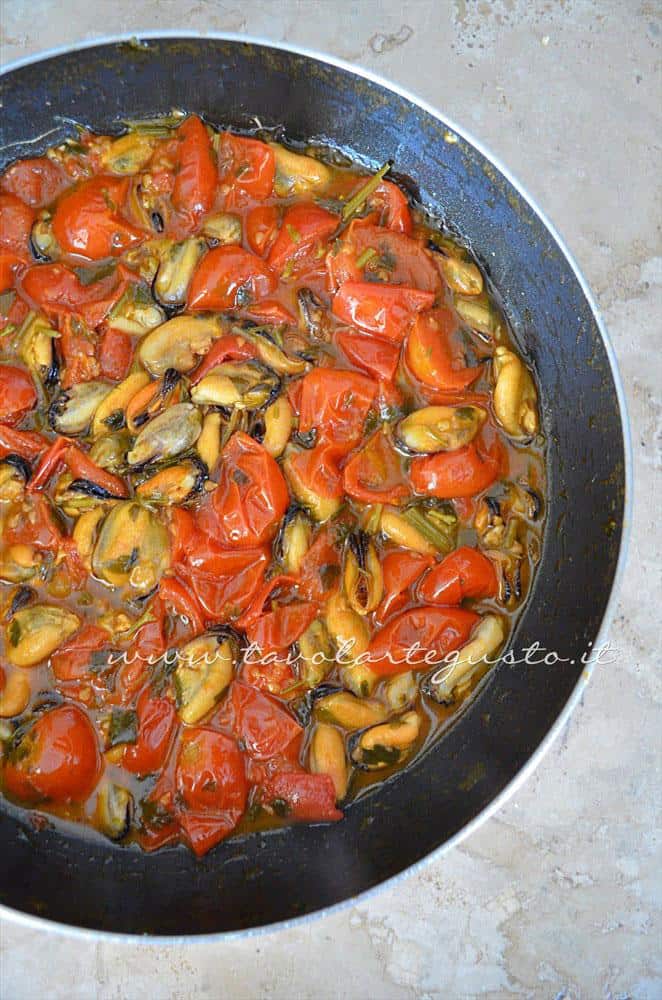 Il sugo di cozze e pomodorini a fine cottura - Ricette Linguine con le cozze e pomodorini Il sugo di cozze e pomodorini a fine cottura - Ricette Linguine con le cozze e pomodorini