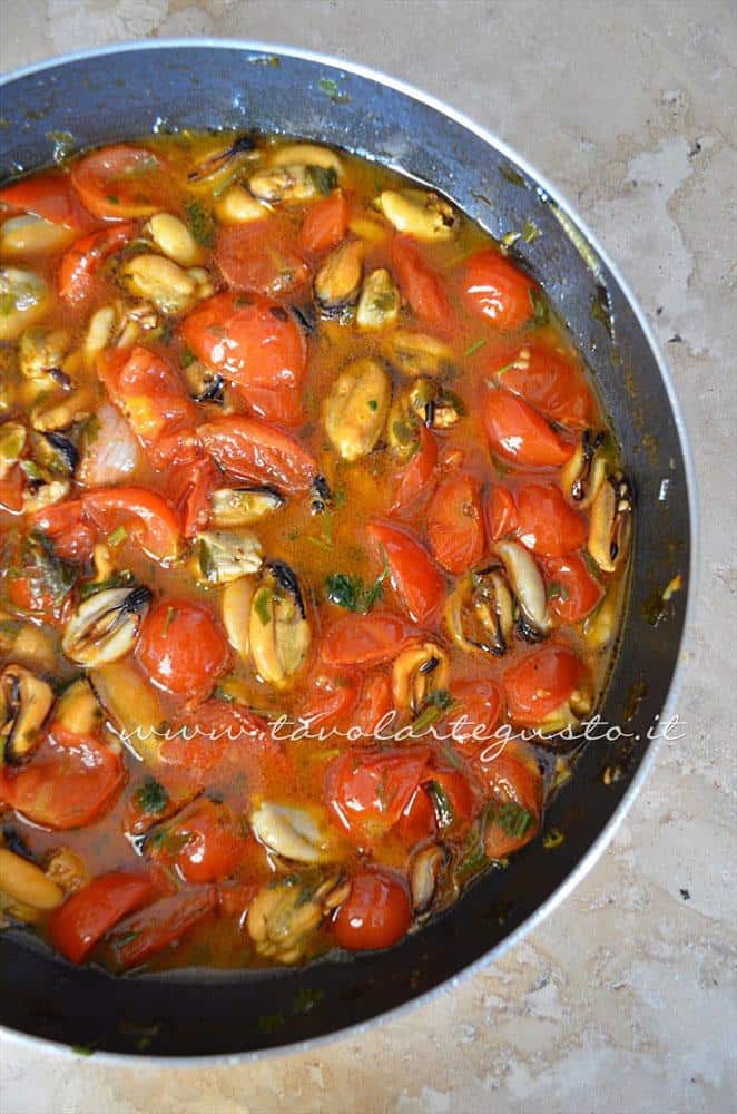 Il sugo di cozze e pomodorini a metà cottura - Ricette Linguine con le cozze e pomodorini Il sugo di cozze e pomodorini a metà cottura - Ricette Linguine con le cozze e pomodorini