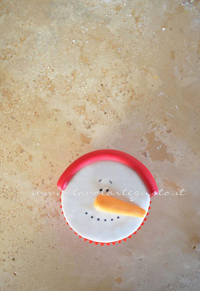 Incollare il filoncino come contorno -Ricetta Cupcakes Natalizi decorati in Pasta di Zucchero - Cupcakes di Natale Incollare il filoncino come contorno -Ricetta Cupcakes Natalizi decorati in Pasta di Zucchero - Cupcakes di Natale