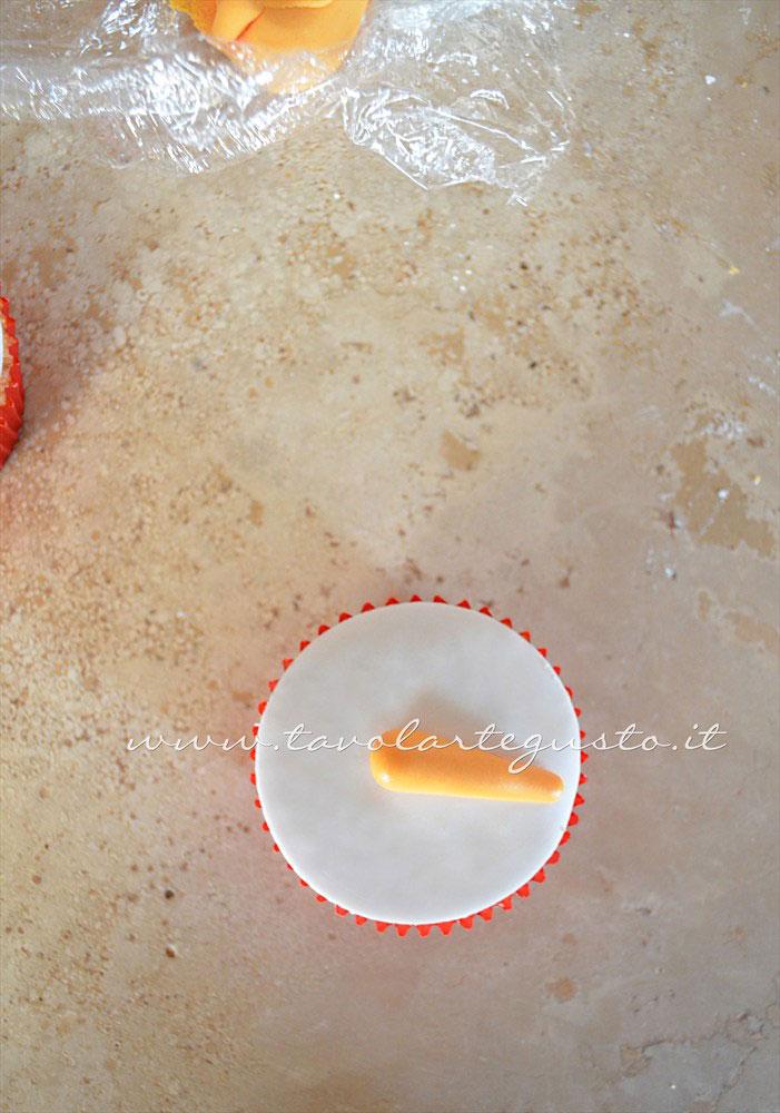 Incollare il naso - carota sulla tortina - Ricetta Cupcakes Natalizi decorati in Pasta di Zucchero - Cupcakes di Natale Incollare il naso - carota sulla tortina - Ricetta Cupcakes Natalizi decorati in Pasta di Zucchero - Cupcakes di Natale