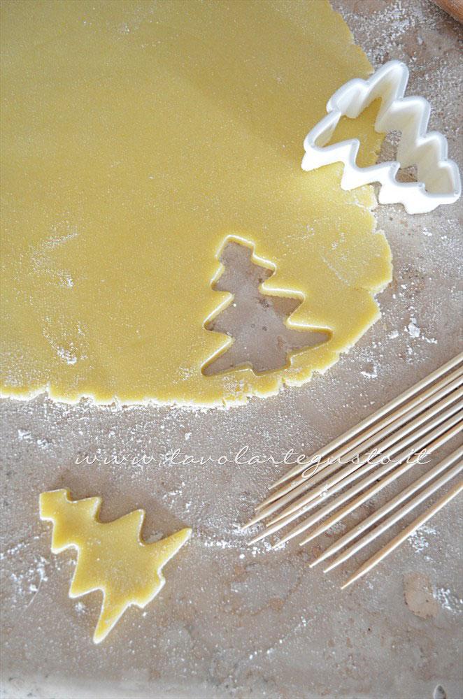 Intagliare i biscotti - Ricetta Biscotti lecca lecca natalizi (Christmas Cookies pops) Intagliare i biscotti - Ricetta Biscotti lecca lecca natalizi (Christmas Cookies pops)