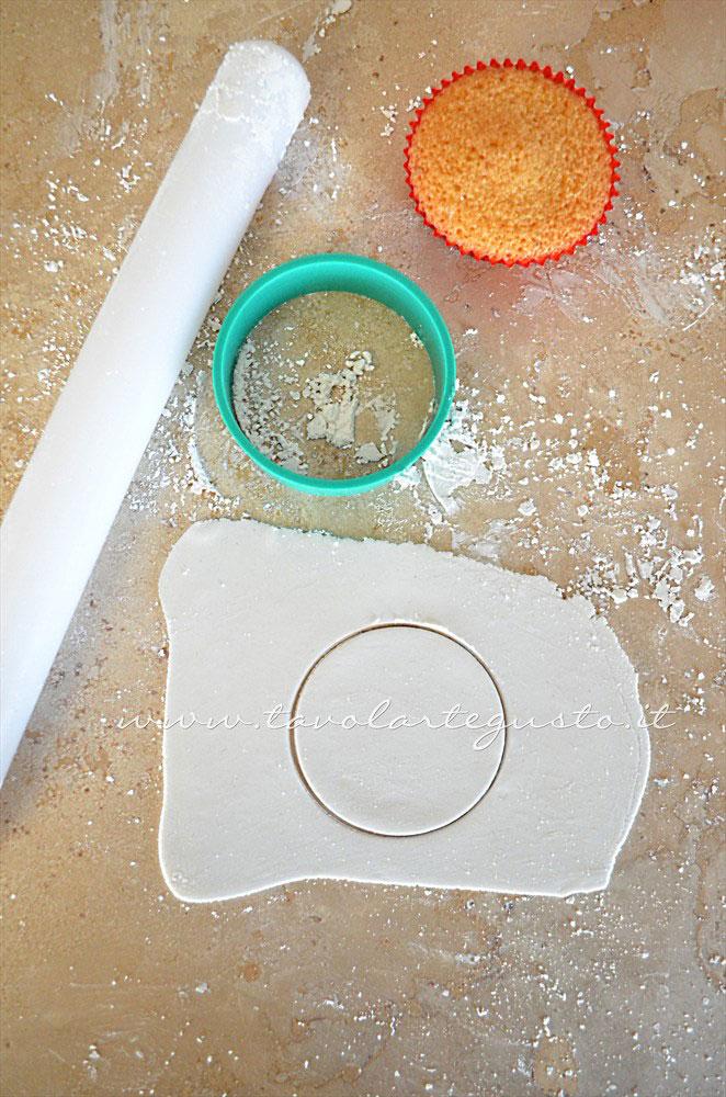 Intagliare la pasta di zucchero con il taglia biscotti - Ricetta Cupcakes Natalizi decorati in Pasta di Zucchero - Cupcakes di Natale Intagliare la pasta di zucchero con il taglia biscotti - Ricetta Cupcakes Natalizi decorati in Pasta di Zucchero - Cupcakes di Natale