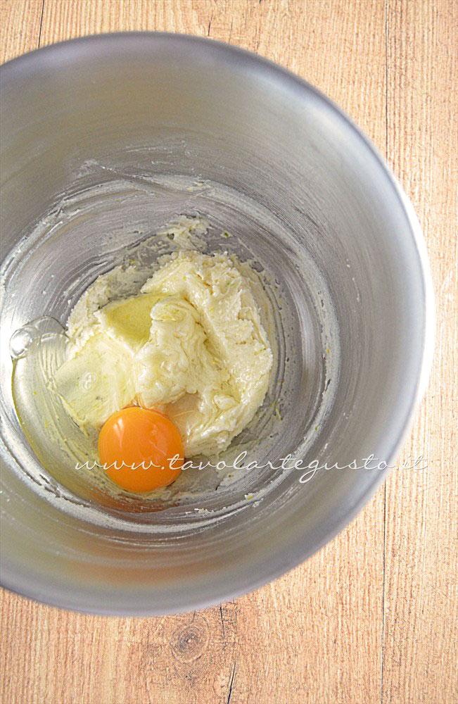 Montare burro e zucchero e aggiungere l'uovo - Ricetta Cupcakes Natalizi decorati in Pasta di Zucchero - Cupcakes di Natale Montare burro e zucchero e aggiungere l'uovo - Ricetta Cupcakes Natalizi decorati in Pasta di Zucchero - Cupcakes di Natale