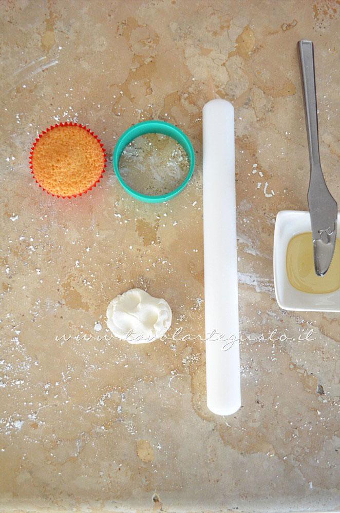 Preparare il piano di lavoro per decorare i cupcakes - Ricetta Cupcakes Natalizi decorati in Pasta di Zucchero - Cupcakes di Natale Preparare il piano di lavoro per decorare i cupcakes - Ricetta Cupcakes Natalizi decorati in Pasta di Zucchero - Cupcakes di Natale