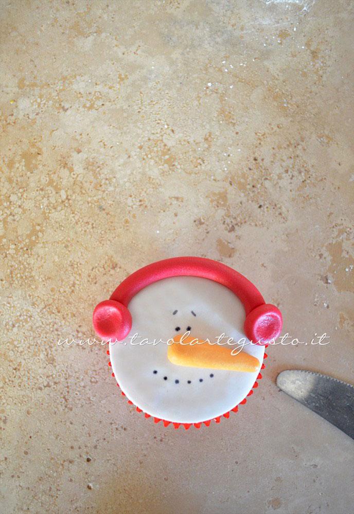 Realizzare il para orecchie del pupazzo di neve - Ricetta Cupcakes Natalizi decorati in Pasta di Zucchero - Cupcakes di Natale Realizzare il para orecchie del pupazzo di neve - Ricetta Cupcakes Natalizi decorati in Pasta di Zucchero - Cupcakes di Natale