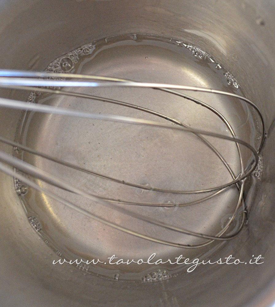 Sciogliere la gelatina sul fuoco - Ricetta Caramelle gelatine alla menta - Caramelle gommose - Gelee Sciogliere la gelatina sul fuoco - Ricetta Caramelle gelatine alla menta - Caramelle gommose - Gelee