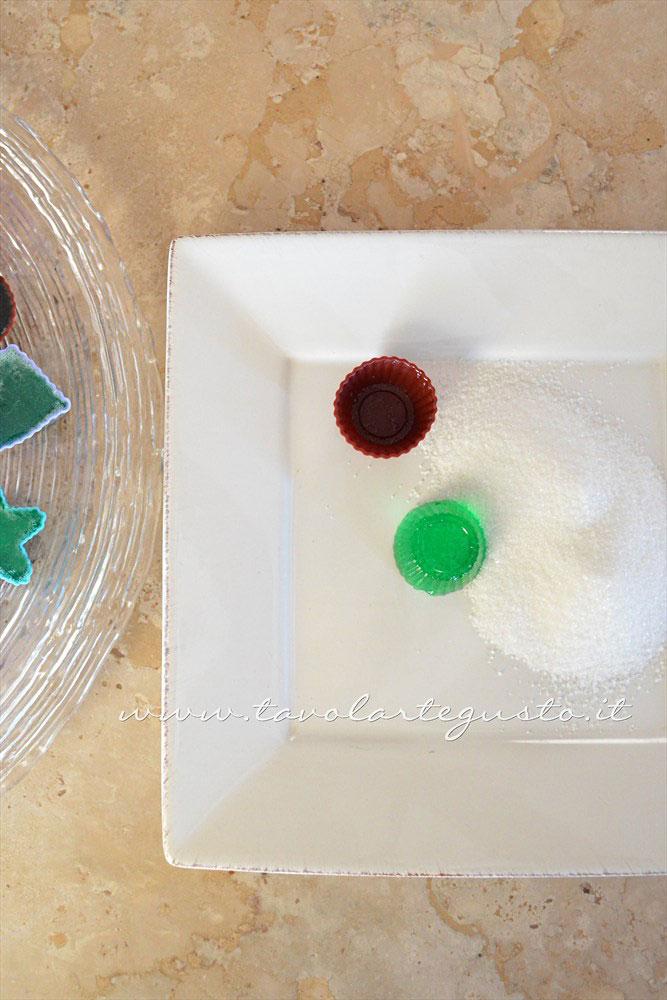 Sformare le caramelle - Ricetta Caramelle gelatine alla menta - Caramelle gommose - Gelee Sformare le caramelle - Ricetta Caramelle gelatine alla menta - Caramelle gommose - Gelee