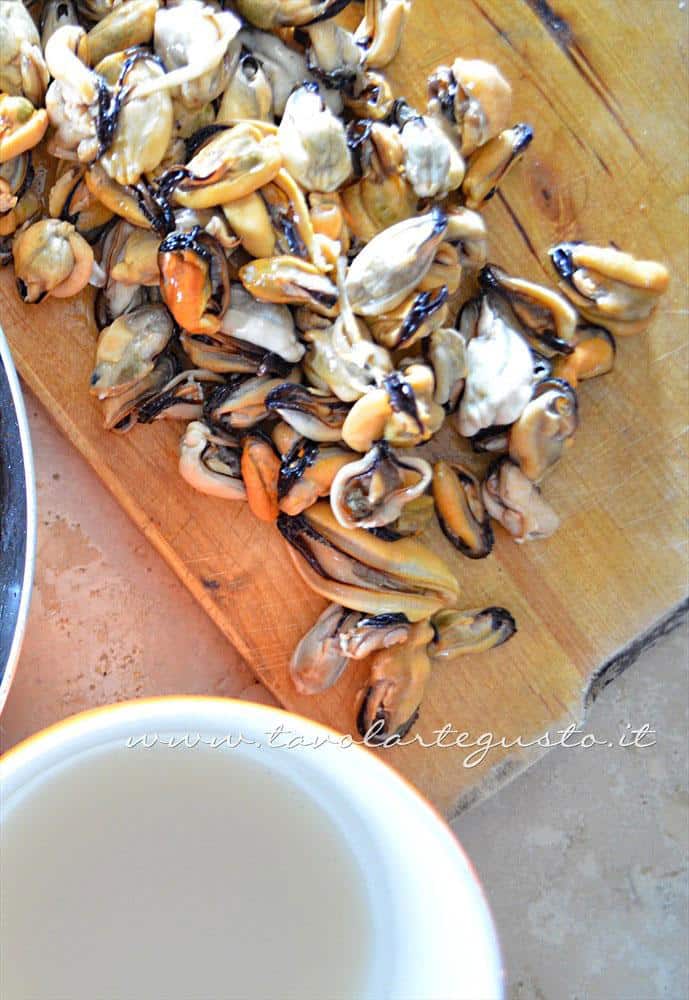 Sguaciare le cozze e filtrare la loro acqua - Ricette Linguine con le cozze e pomodorini Sguaciare le cozze e filtrare la loro acqua - Ricette Linguine con le cozze e pomodorini