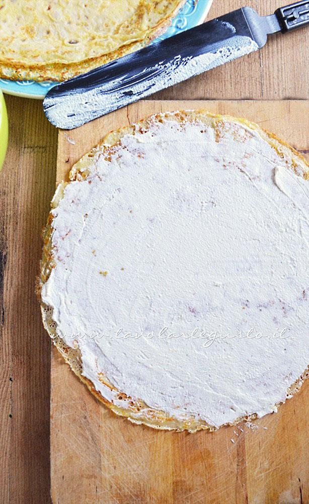 Spalmare la ricotta sulla crepe -Ricetta Rotolini di Crepes alla ricotta . Spalmare la ricotta sulla crepe -Ricetta Rotolini di Crepes alla ricotta .