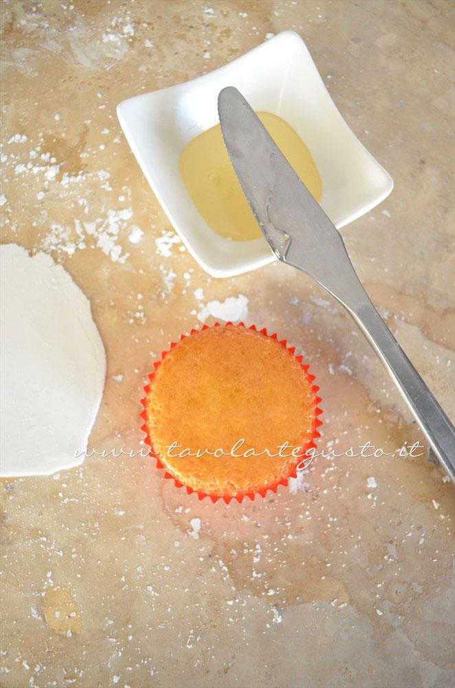 Spalmare la superficie della tortina con il miele - Ricetta Cupcakes Natalizi decorati in Pasta di Zucchero - Cupcakes di Natale Spalmare la superficie della tortina con il miele - Ricetta Cupcakes Natalizi decorati in Pasta di Zucchero - Cupcakes di Natale