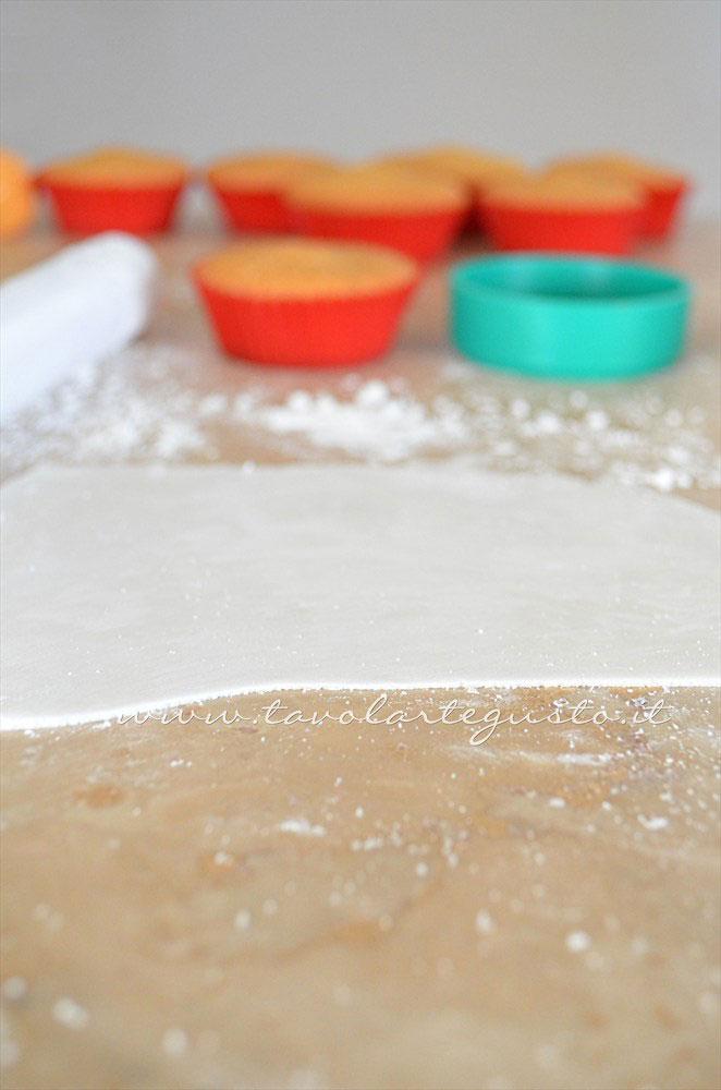 Stendere la pasta di zucchero - Ricetta Cupcakes Natalizi decorati in Pasta di Zucchero - Cupcakes di Natale Stendere la pasta di zucchero - Ricetta Cupcakes Natalizi decorati in Pasta di Zucchero - Cupcakes di Natale