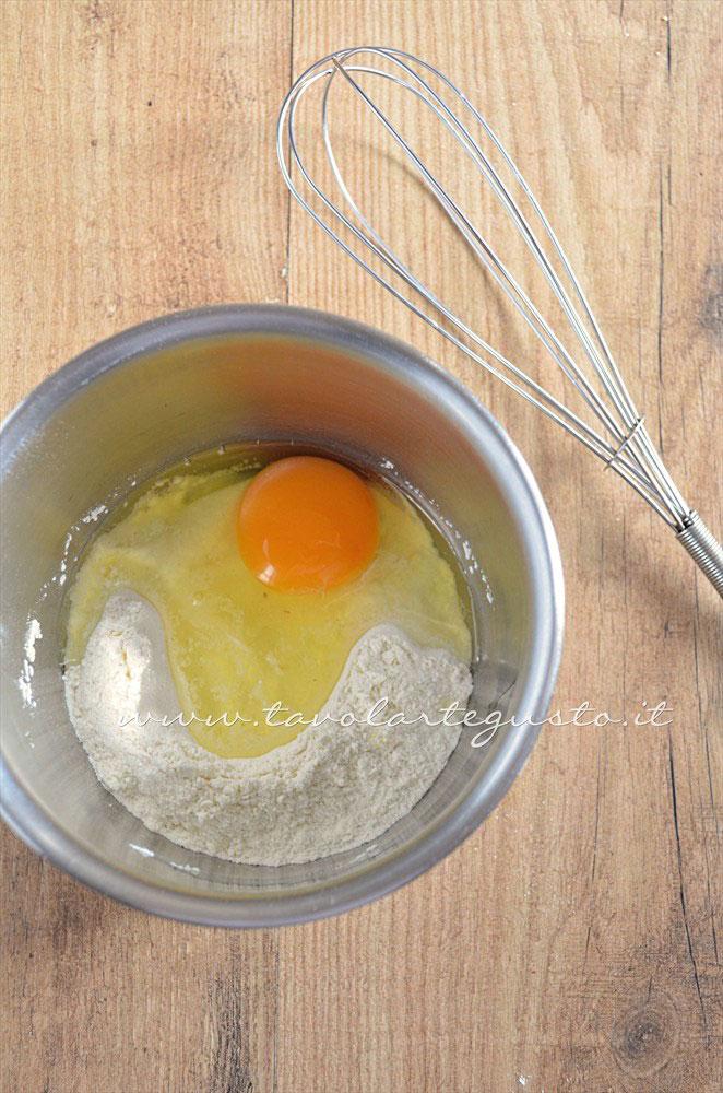 Unire l'uovo alla farina - Ricetta Rotolini di Crepes alla ricotta Unire l'uovo alla farina - Ricetta Rotolini di Crepes alla ricotta