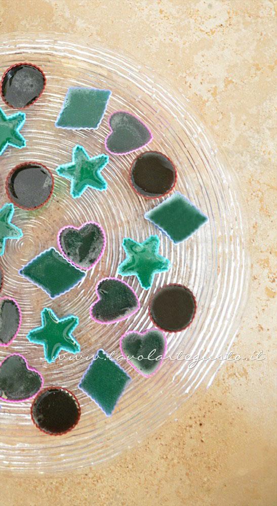 Versare il composto negli stampi - Ricetta Caramelle gelatine alla menta - Caramelle gommose - Gelee Versare il composto negli stampi - Ricetta Caramelle gelatine alla menta - Caramelle gommose - Gelee