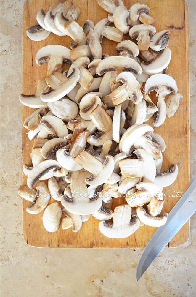 Affettare i funghi - Ricetta Sformatini di patate con funghi Affettare i funghi - Ricetta Sformatini di patate con funghi