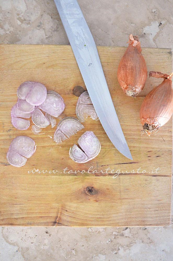 Affettare lo scalogno - Ricetta Pasta con Cavolini di Bruxelles, Salame e Brie Affettare lo scalogno - Ricetta Pasta con Cavolini di Bruxelles, Salame e Brie